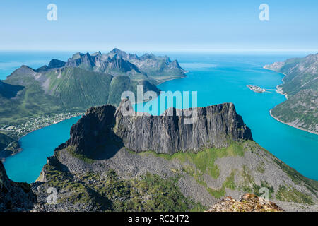 Vue sur le fjord, Örnfjord Fjordgard village, vu de l'île montagne, Grytetippen Senja, Troms, Norvège Banque D'Images