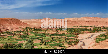 Ancienne architecture berbère dans la région des montagnes du Haut Atlas au Maroc. Maisons d'argile au pied des montagnes. Banque D'Images