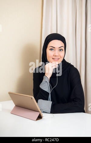 L'arabe woman using tablet pc ordinateur. Étudiant à la maison de l'Asie du Sud-Est. Adolescente musulmane vivant de vie. Banque D'Images