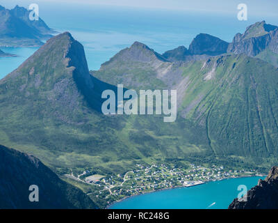 Vue sur le fjord d'Örnfjord Fjordgard village, au pied de montagnes Segla (à gauche) et l'Hesten, vu de haut de Grytetippen, île de Senja, Troms, Norvège Banque D'Images