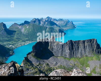 Vue sur le fjord, Örnfjord Keipan Fjordgard falaise, village de montagne, vue de l'île, Grytetippen Senja, Troms, Norvège Banque D'Images