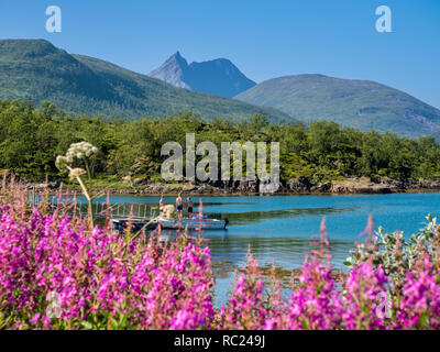 Stønnesbotn Fjordbotn fjord, vue du camping de montagne, les touristes à la plage, bateau de pêche, Senja, Troms, Norvège Banque D'Images