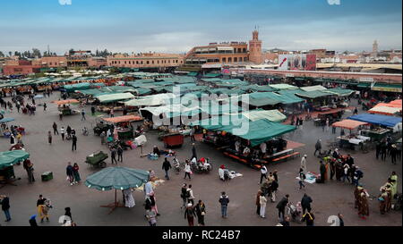 Djemaa el-Fna, Das Herz von Marrakesch und Nordafrikas bekanntester Platz Banque D'Images
