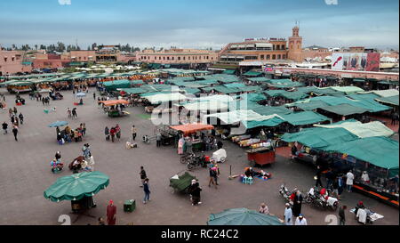 Djemaa el-Fna, Das Herz von Marrakesch und Nordafrikas bekanntester Platz Banque D'Images