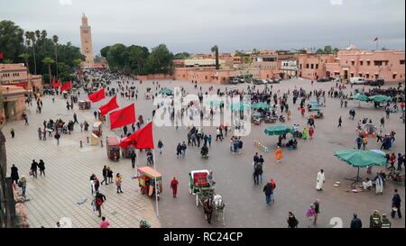 Djemaa el-Fna, Das Herz von Marrakesch und Nordafrikas bekanntester Platz Banque D'Images