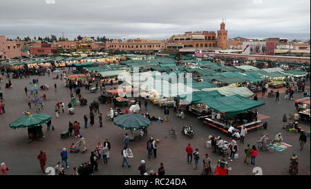 Djemaa el-Fna, Das Herz von Marrakesch und Nordafrikas bekanntester Platz Banque D'Images