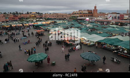 Djemaa el-Fna, Das Herz von Marrakesch und Nordafrikas bekanntester Platz Banque D'Images