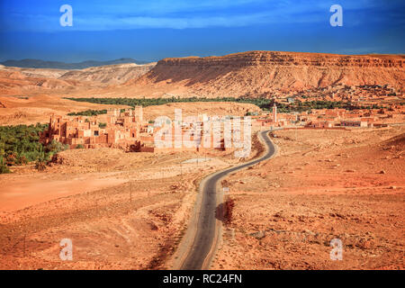 Viev épique sur la vallée de l'Ounila, près de Tazelefte. Beau paysage d'Afrique du Nord . Vue fascinante de la colline à la vallée au Maroc Banque D'Images