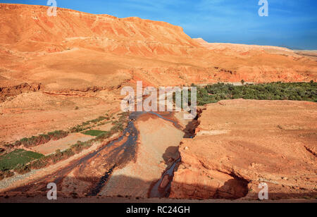 Viev épique sur la vallée de la rivière de l'Ounila. Beau paysage d'Afrique du Nord . Vue fascinante de la colline à la vallée au Maroc Banque D'Images