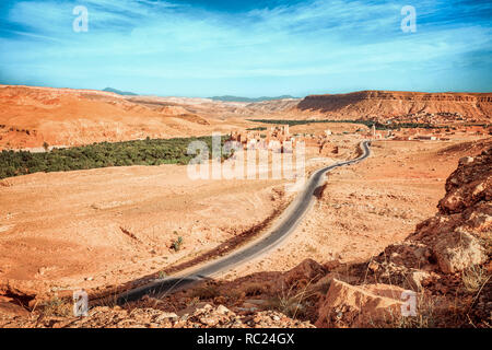 Viev épique sur la vallée de la rivière de l'Ounila. Beau paysage d'Afrique du Nord . Vue fascinante de la colline à la vallée au Maroc Banque D'Images