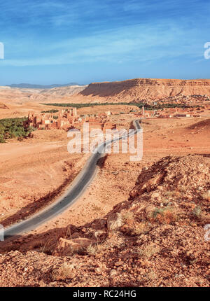 Viev épique sur la vallée de la rivière de l'Ounila. Beau paysage d'Afrique du Nord . Vue fascinante de la colline à la vallée au Maroc Banque D'Images