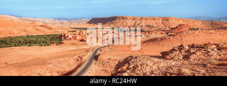 Viev épique sur la vallée de la rivière de l'Ounila. Beau paysage d'Afrique du Nord . Vue panoramique fascinante de la colline à la vallée au Maroc Banque D'Images