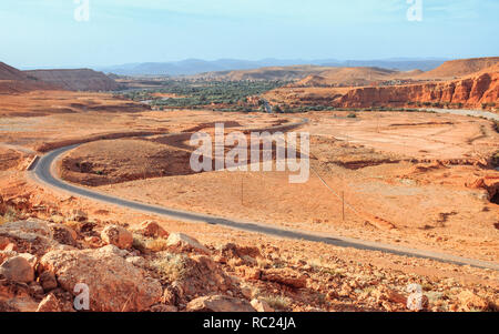 Viev épique Vue sur la vallée de l'Ounila River. desolating Beau paysage d'Afrique du Nord . Vue fascinante de la colline à la vallée au Maroc Banque D'Images