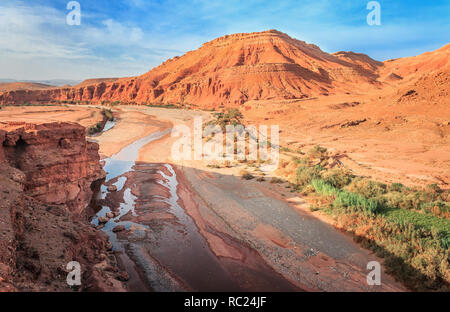 Viev épique Vue sur la vallée de l'Ounila River. desolating Beau paysage d'Afrique du Nord . Vue fascinante de la colline à la vallée au Maroc Banque D'Images