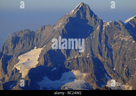 Alpes Suisses : parapente près de Grindelwald au Schilthorn dans l'Oberland bernois montrant la fonte des glaciers partout Banque D'Images