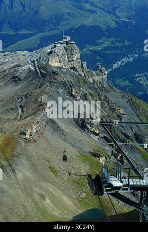 Alpes Suisses : parapente près de Grindelwald au Schilthorn dans l'Oberland bernois montrant la fonte des glaciers partout Banque D'Images