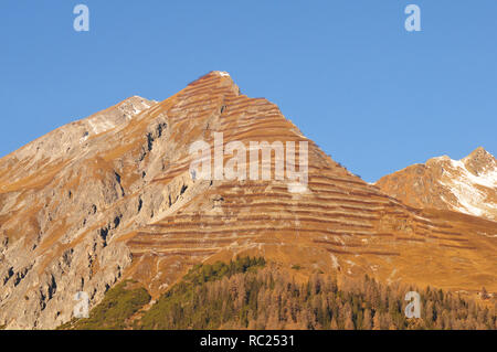 Alpes suisses : la protection de l'avalanche sur le pic de Parsenn Weissfluhjoch Davos/montagne au-dessus de la ville dans la haute Engadine dans le canton des Grisons. Banque D'Images