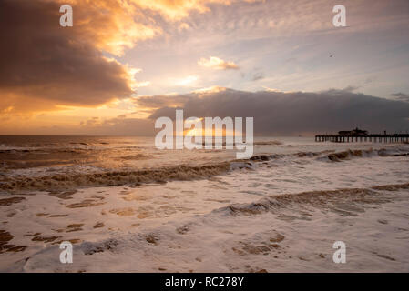 Lever du soleil sur la spectaculaire jetée à Southwold, Suffolk en Angleterre Banque D'Images