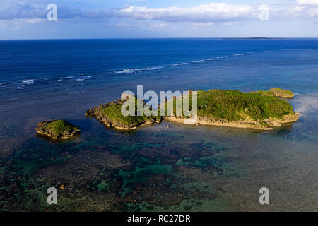 Vue aérienne de petites îles dans les eaux tropicales à l'île d'Iriomote, Japon, pris par drone Banque D'Images