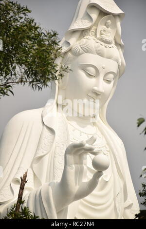 Gros plan sur la statue de Guanyin en bronze à l'extérieur de Tsz Shan monastère bouddhiste à Tai Po, Hong Kong - Chine Banque D'Images