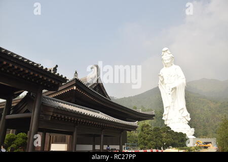 Avis de Tsz Shan monastère bouddhiste avec la grande statue de bronze de la déesse bouddhiste Guanyin à Hong Kong, Chine Banque D'Images