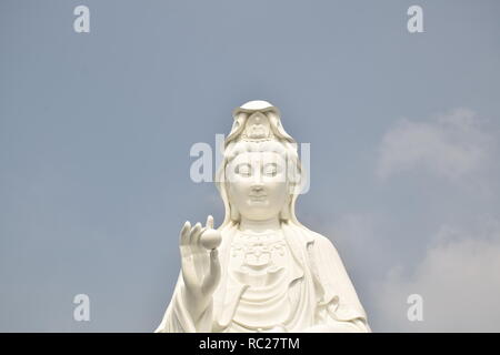 Gros plan sur la statue de Guanyin en bronze à l'extérieur de Tsz Shan monastère bouddhiste à Tai Po, Hong Kong - Chine Banque D'Images