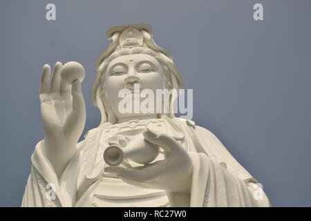 Gros plan sur la statue de Guanyin en bronze à l'extérieur de Tsz Shan monastère bouddhiste à Tai Po, Hong Kong - Chine Banque D'Images