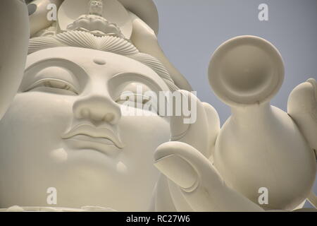 Gros plan sur la statue de Guanyin en bronze à l'extérieur de Tsz Shan monastère bouddhiste à Tai Po, Hong Kong - Chine Banque D'Images