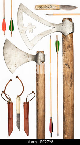 Armes antique isolé sur fond blanc. Axs, des flèches et des couteaux Banque D'Images