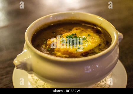 Soupe à l'oignon, soupe à l'oignon, avec compotée d'oignons, croutons et fromage guyere. Banque D'Images