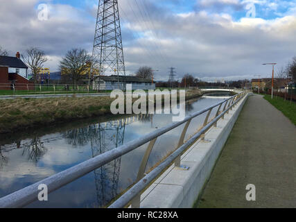 À côté de la défense contre les inondations Connswater dans la rivière East Belfast. Autour de 45 000 propriétés de l'Irlande du Nord sont à risque d'inondation comme le pays qu'il entreprend de tempêtes et de conditions climatiques extrêmes, un rapport. Banque D'Images