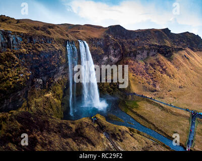 Cascade de Seljalandsfoss en Islande paysage célèbre vue aérienne Banque D'Images