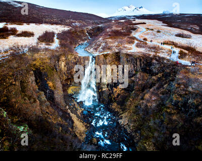 Cascade de Svartifoss situé dans le parc national de Vatnajökull en Islande vue aérienne Banque D'Images