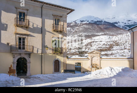 Barrea village pendant la saison d'hiver. Province de L'Aquila, Abruzzo, Italie. Banque D'Images