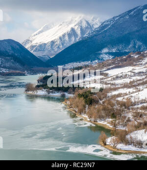 Barrea lake pendant la saison d'hiver. Province de L'Aquila, Abruzzo, Italie. Banque D'Images