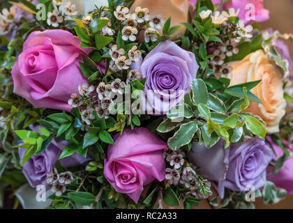 Bouquet de fleurs romantique composé de roses de couleurs différentes Banque D'Images
