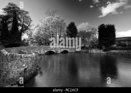 Couleurs d'automne sur le pont Sheepwash, rivière Wye Ashford, dans le village de l'eau, Parc national de Peak District, Derbyshire Dales, England, UK Banque D'Images