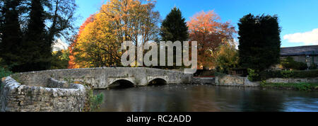 Couleurs d'automne sur le pont Sheepwash, rivière Wye Ashford, dans le village de l'eau, Parc national de Peak District, Derbyshire Dales, England, UK Banque D'Images