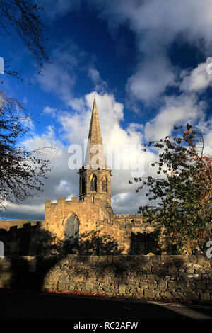 Vue d'automne sur l'église All Saints, Ville de Bakewell, parc national de Peak District, Derbyshire Dales, England, UK. Banque D'Images