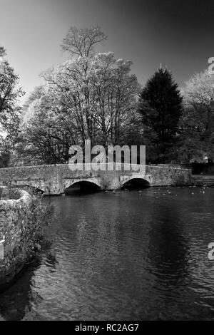 Couleurs d'automne sur le pont Sheepwash, rivière Wye Ashford, dans le village de l'eau, Parc national de Peak District, Derbyshire Dales, England, UK Banque D'Images