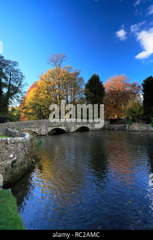 Couleurs d'automne sur le pont Sheepwash, rivière Wye Ashford, dans le village de l'eau, Parc national de Peak District, Derbyshire Dales, England, UK Banque D'Images