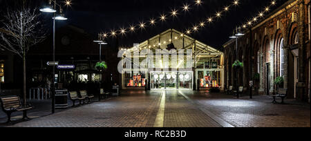 SWINDON, UK - 13 janvier 2019 : McArthur Glen Designer Outlet Village de Swindon par nuit Banque D'Images