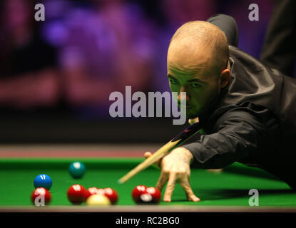 Luca Brecel au cours de la première journée de la 2019 Dafabet Masters à Alexandra Palace, Londres. Banque D'Images