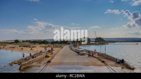 À l'égard Studland à bord du ferry qui traverse le Sandbanks entrée du port de Poole, Dorset, UK Banque D'Images