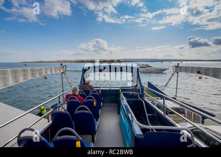 Vue depuis l'open top bus Breezer Purbeck à bord du traversier Sandbanks, le port de Poole, Dorset, UK Banque D'Images