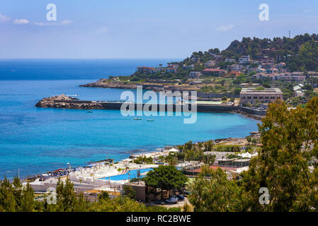 Vue aérienne de l'Addaura port et la plage avec la mer turquoise et bateaux près de Mondello, Palerme, Sicile. Banque D'Images