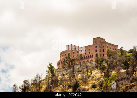 Vue sur le Castello Utveggio, un château et la salle de conférence situé sur une falaise à pic sur la ville. Monte Pellegrino, Palerme, Sicile. Banque D'Images