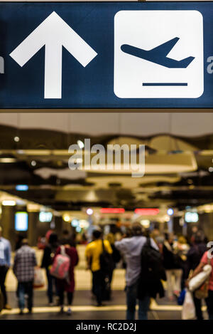 Inscrivez-terminal des départs à l'intérieur de l'aéroport, les gens et les voyageurs se dirigeant vers les portes. Banque D'Images