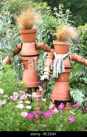 Une paire de cache-pot épouvantails dans un cottage anglais vegetable garden Banque D'Images
