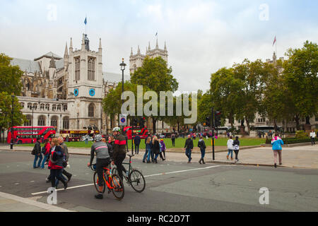Londres, Royaume-Uni - 29 octobre 2017 : Street view of London city, les gens à pied sur la rue près de l'église Saint Margarets, connue comme l'église sur Parliam Banque D'Images